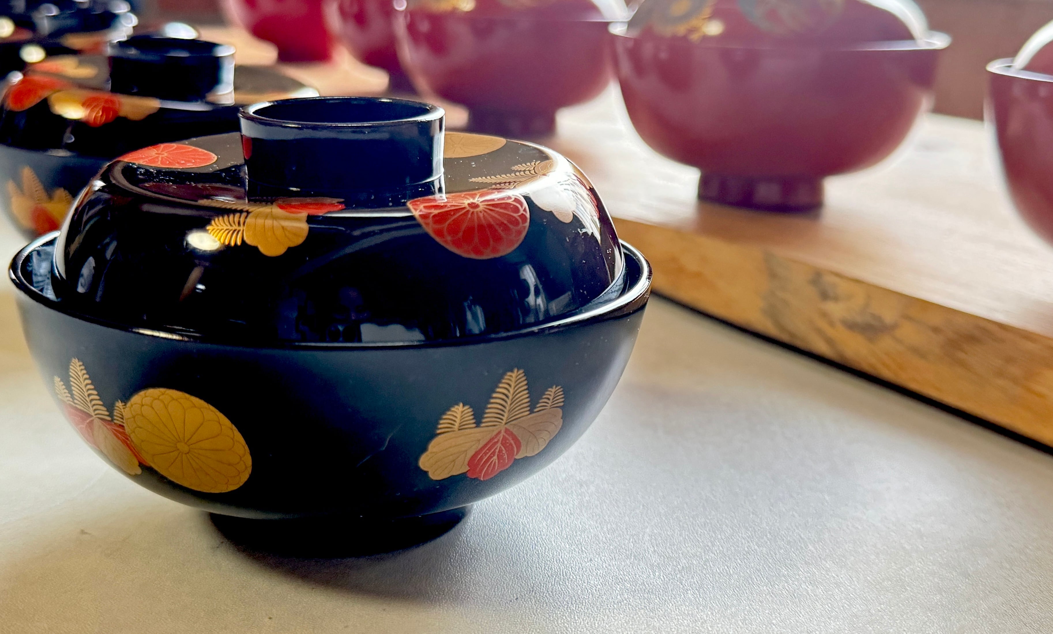 黒漆金蒔絵椀（くろうるしきんまきえわん） 菊桐文 木製蓋付き椀 明治