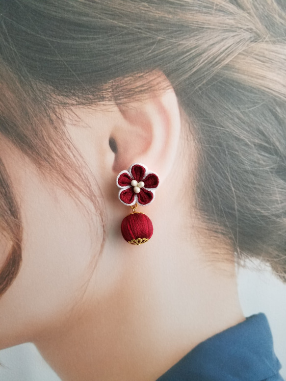つまみ細工 えんじ色のお花と巻き玉 ピアス/イヤリング ピアス