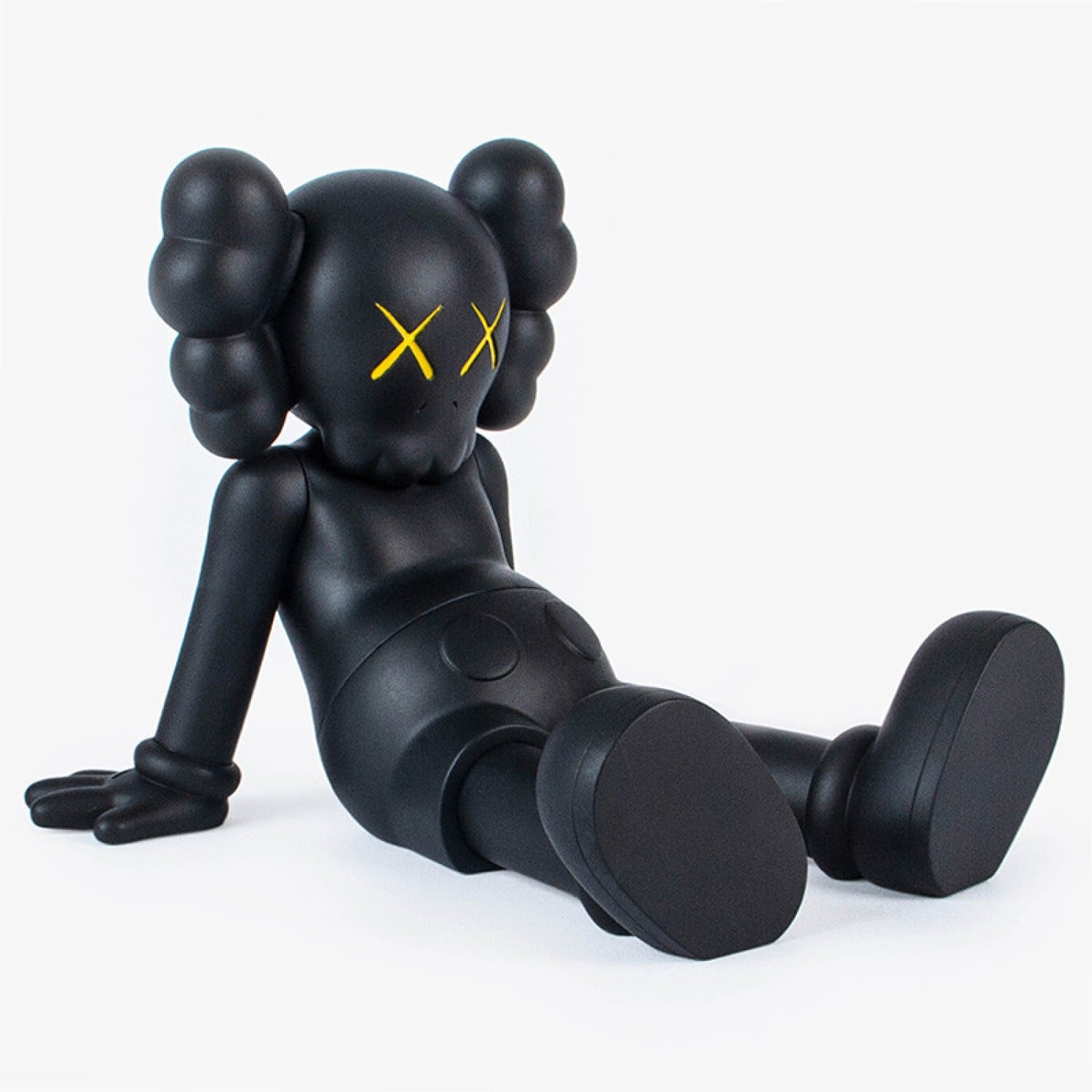 kaws-holiday-taipei-black-1.
